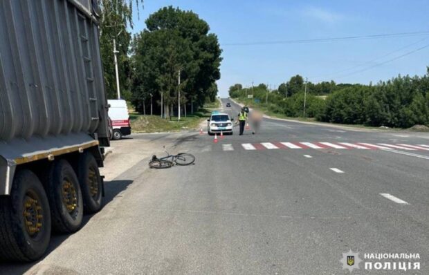 На Київщині під колесами вантажівки загинув велосипедист