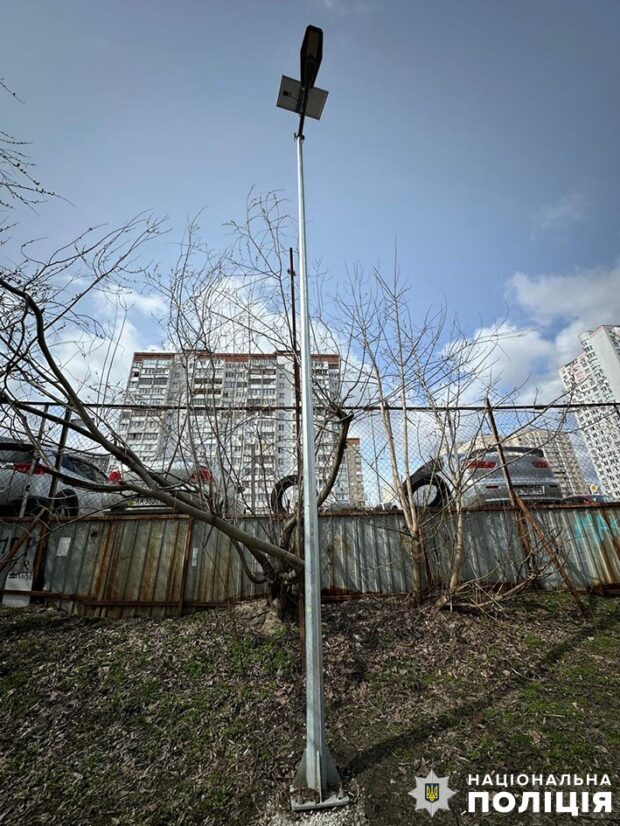 У Києві експосадовець «Київзеленбуду» та директорка фірми закупили паркові світильники зі збитком у понад 630 тисяч гривень: учасникам злочинної схеми повідомлено про підозру