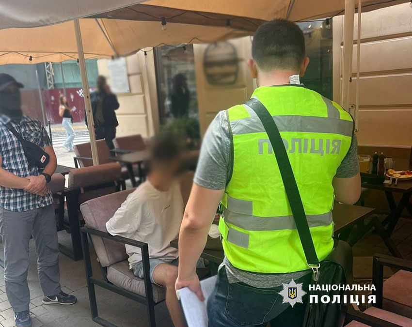 Поліцейські Києва оголосили про підозру чоловікові та жінці, які за 6500 доларів переправляли військовозобов’язаних через кордон в обхід пунктів пропуску