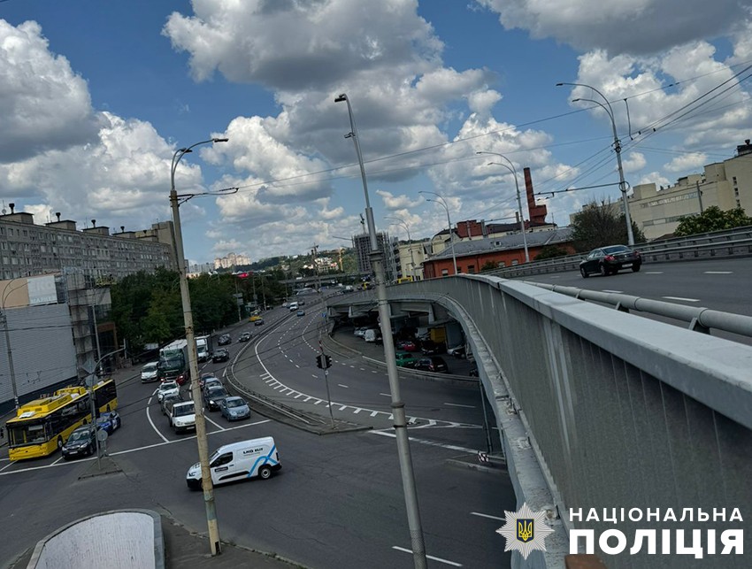 У Києві поліцейські врятували жінку від необдуманого вчинку