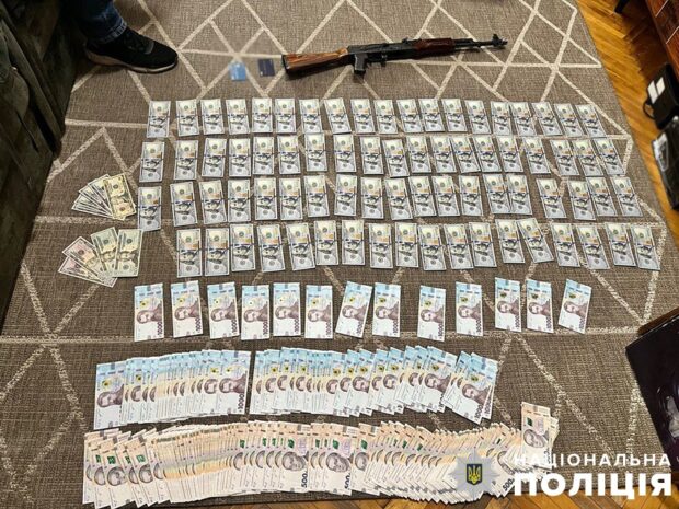 Поліцейські Києва затримали торговців зброєю та вилучили арсенал зброї й боєприпасів (відео)