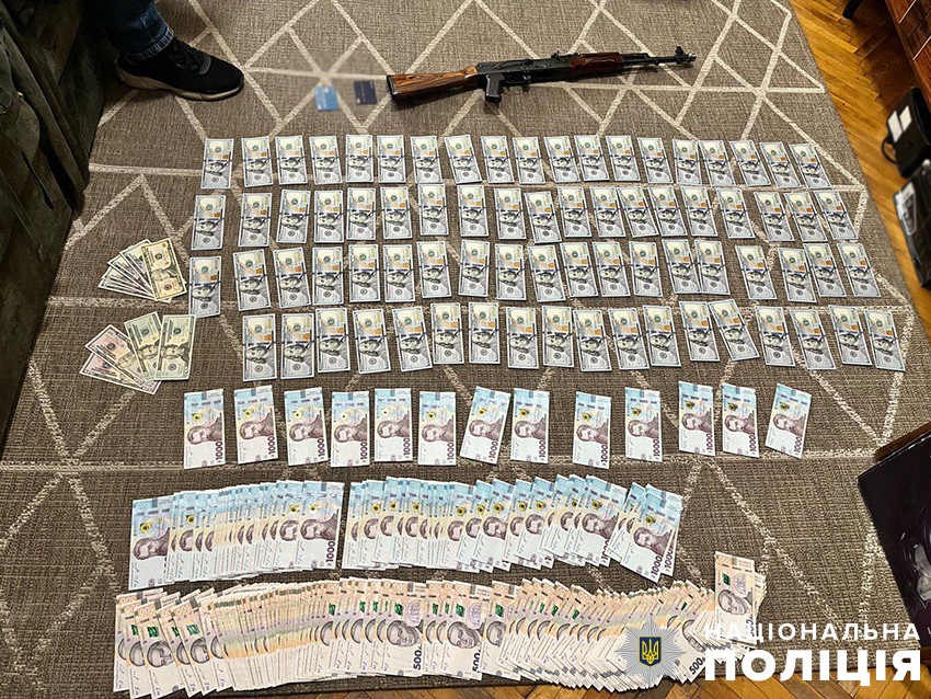 Поліцейські Києва затримали торговців зброєю та вилучили арсенал зброї й боєприпасів (відео)