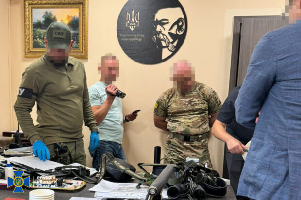 На Київщині затримали двох очільників ТЦК та їхнього спільника, які «заробили» на ухилянтах понад 1 млн доларів