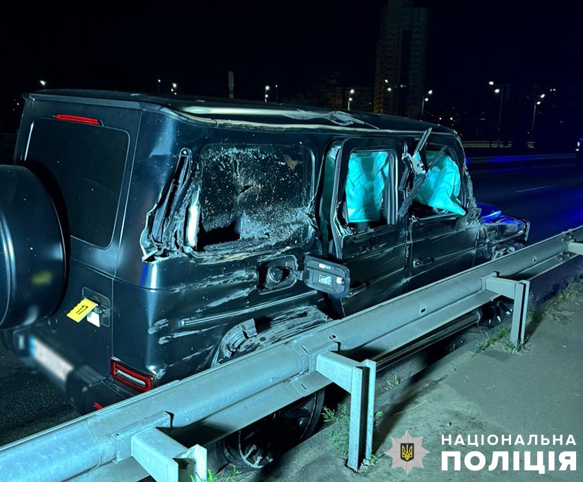 У Києві нетверезий водій Мерседес влетів у відбійник, його пасажир загинув