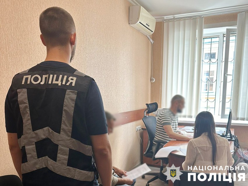 Двоє прибиральників Совського кладовища у Києві, працюючи лише "на папері", отримали понад 3 млн гривень зарплати