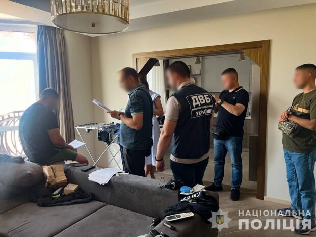 У Києві затримали злочинців, які виманили у чоловіка 10 млн гривень, представившись правоохоронцями