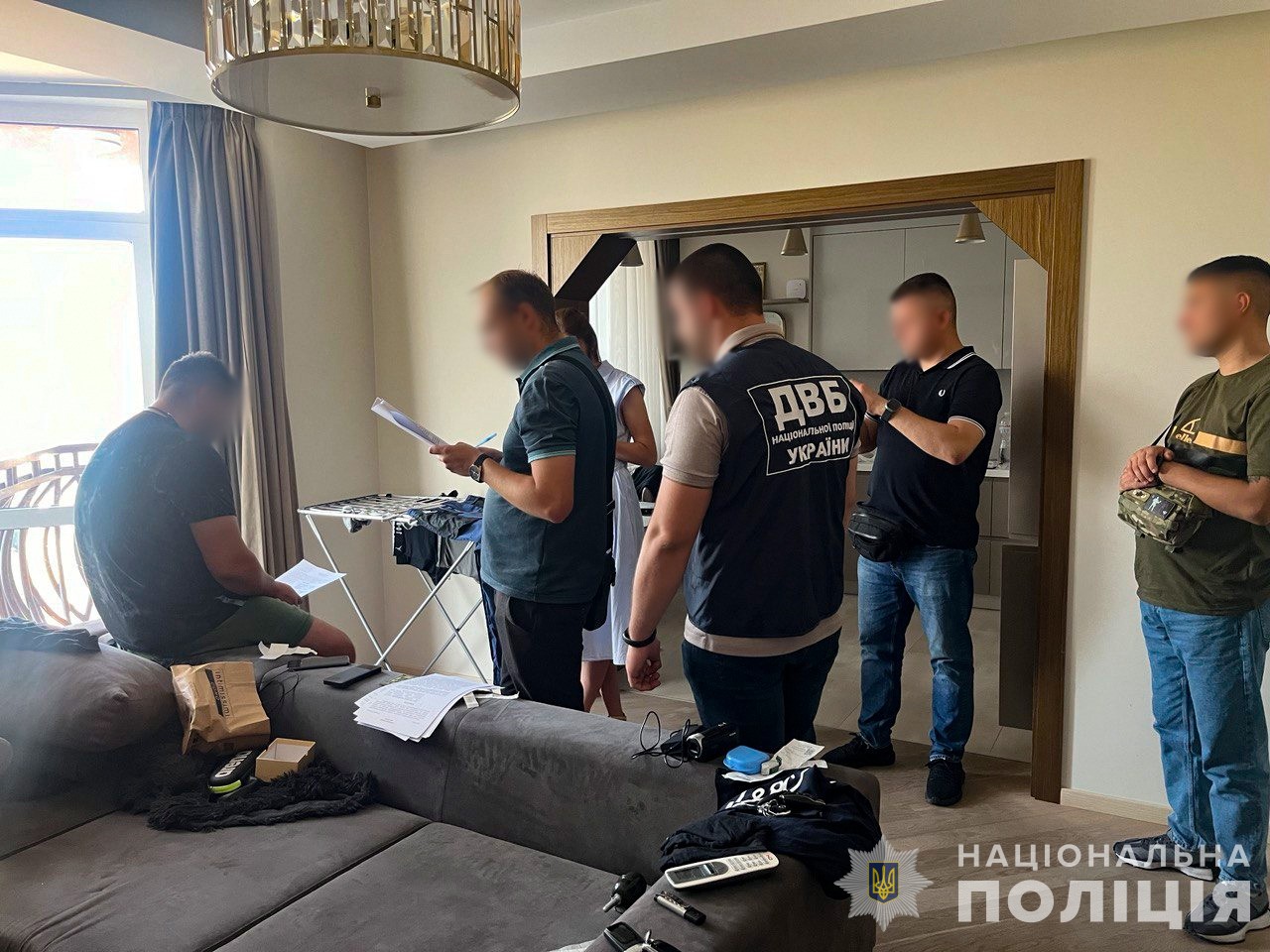 У Києві затримали злочинців, які виманили у чоловіка 10 млн гривень, представившись правоохоронцями