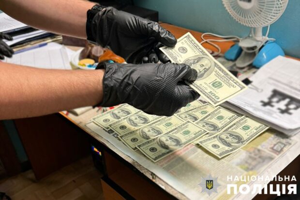 1000 доларів за місце для поховання: поліцейські повідомили про підозру працівниці Південного кладовища