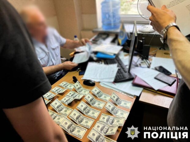 Дві тисячі доларів за вступ до магістратури: поліцейські викрили проректора столичного вишу в організації схеми ухилення від мобілізації