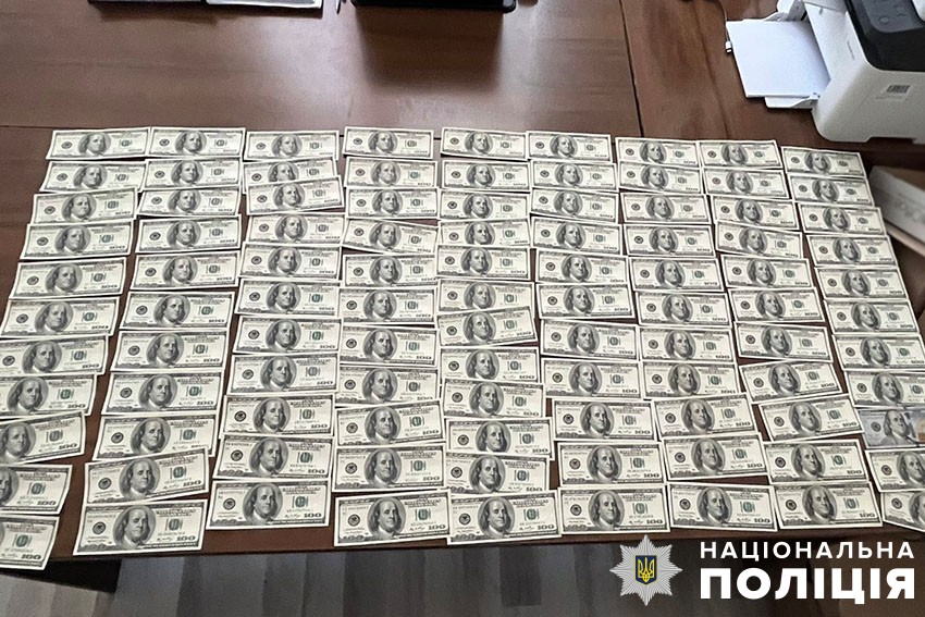 У Києві таксист привласнив забуті пасажиром 30 тисяч доларів
