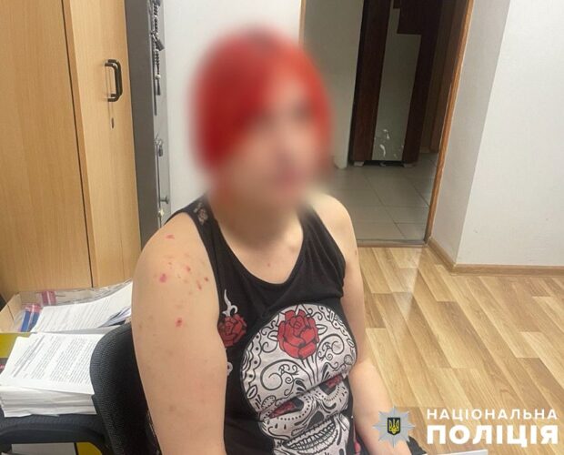 У Києві жінка ледь не зарізала нову дівчину колишнього чоловіка