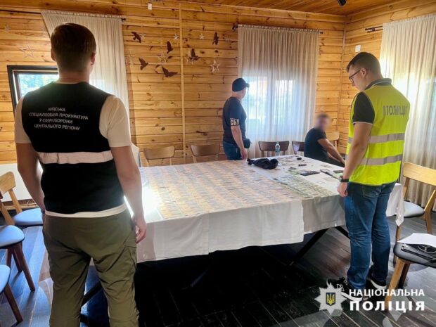 На Київщині оголосили підозри посадовцю Міноборони та його поплічникам, які вимагали від військовослужбовців ЗСУ хабар за належні їм соцвиплати