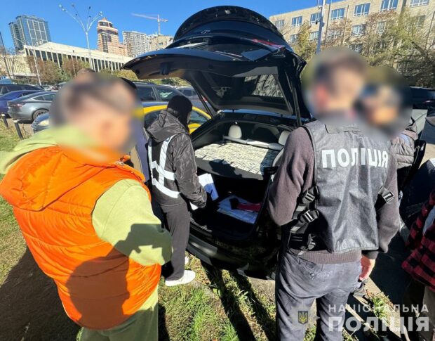 10 000 доларів за працевлаштування з бронюванням від призову до ЗСУ: у Києві викрили кандидата наук
