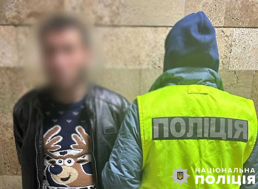 У Києві затримали чоловіка, який через ревнощі з кулаками напав на співмешканку та тяжко її травмував