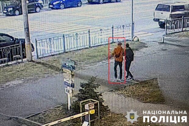 У Києві затримали чоловіка, який посеред вулиці тяжко поранив незнайомця, який гуляв з собакою