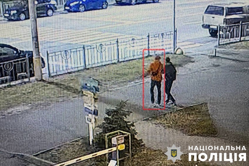 У Києві затримали чоловіка, який посеред вулиці тяжко поранив незнайомця, який гуляв з собакою