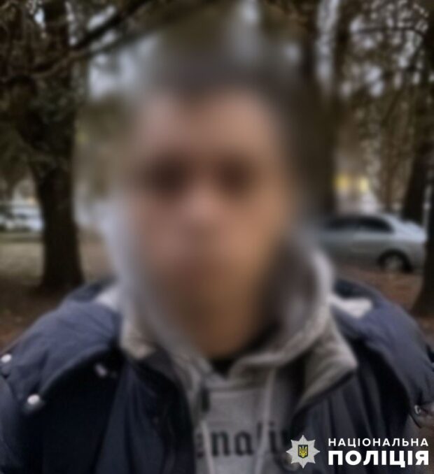 Поліцейські Києва викрили зловмисника, який за день ошукав двох пенсіонерів на 340 тисяч гривень за схемами «ваш родич у біді»