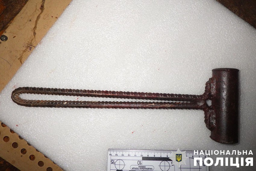 Напав з металевою трубою та молотком на гостю: у Києві чоловіку повідомили про підозру