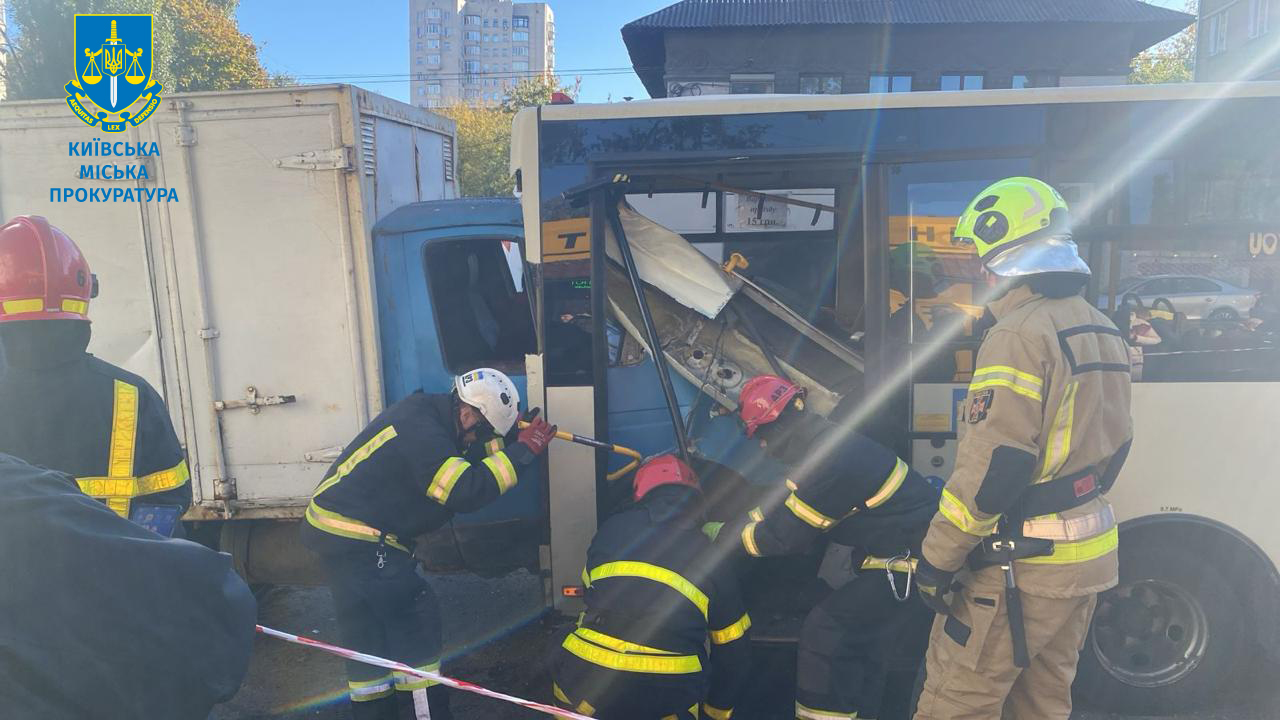 ДТП за участі вантажівки та маршрутки у Солом’янському районі: 6 осіб госпіталізовано, одна з постраждалих померла – розпочато досудове розслідування