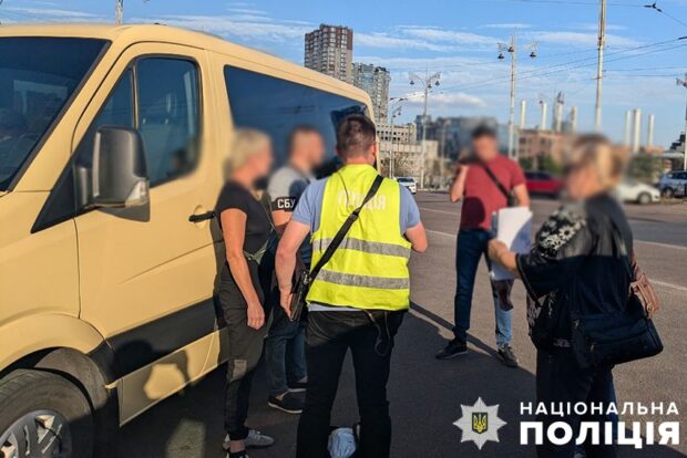 Організували трансфер з України до тимчасово окупованого Донецька: поліцейські Києва повідомили про підозру організатору схеми та його спільниці