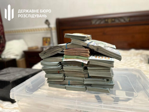 У Києві викрили працівників Голосіївського РТЦК, які допомогли ухилитись від мобілізації тисячам військовозобов'язаних: у них знайшли 1,2 млн доларів готівкою
