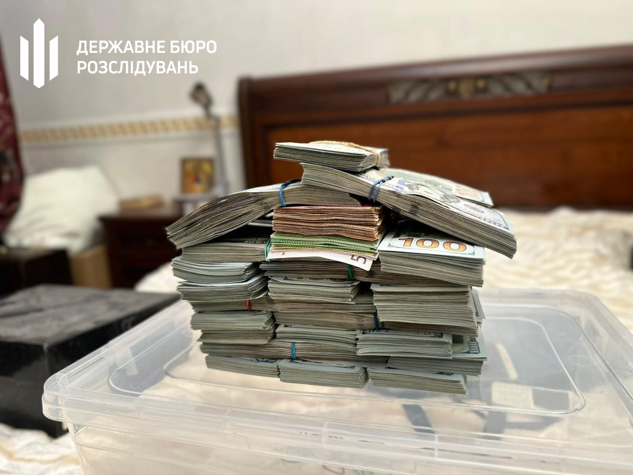 У Києві викрили працівників Голосіївського РТЦК, які допомогли ухилитись від мобілізації тисячам військовозобов'язаних: у них знайшли 1,2 млн доларів готівкою