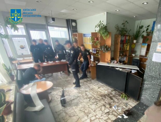 У Києві чоловік розгромив приймальню міністерства, бо держустанови не допомогли йому знайти дружину
