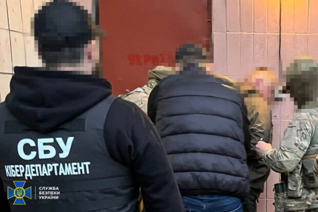 У Києві затримали посадовця Укренерго, який виправдовував воєнні злочини росіян та заперечував державність України (відео)