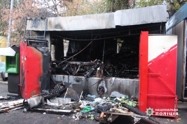 У Києві затримали 22-річного молодика, який обікрав маф у Святошинському районі, а потім його підпалив