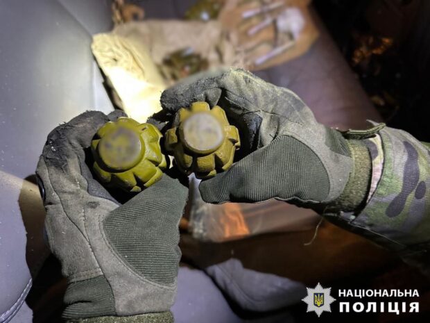 Перевозив гранати та підривачі: на Київщині затримали чоловіка