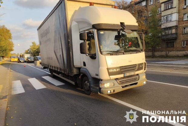 У Києві під колесами вантажівки загинула жінка