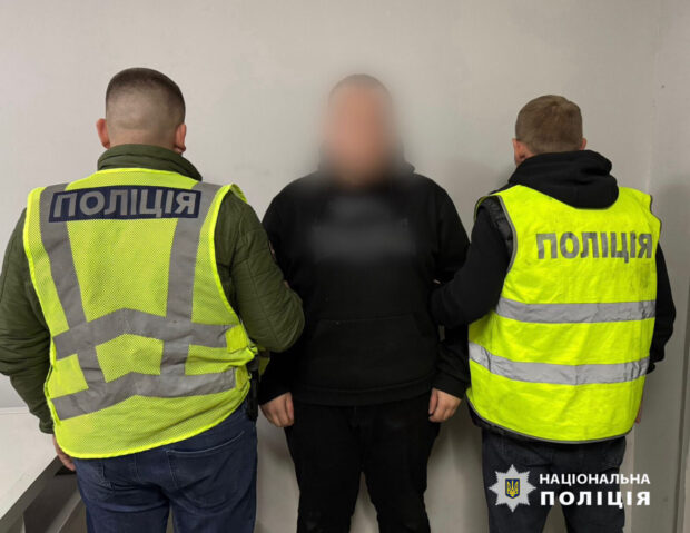У Києві затримали двох чоловіків, які ошукали пенсіонерку на майже 100 тисяч гривень за схемою «Ваш син потрапив в ДТП»