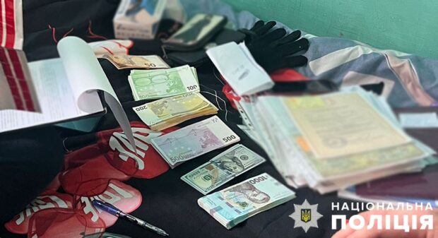 Переправляв військовозобов’язаних чоловіків через кордон за підробленими документами під виглядом іноземців: поліцейські столиці повідомили зловмиснику про підозру
