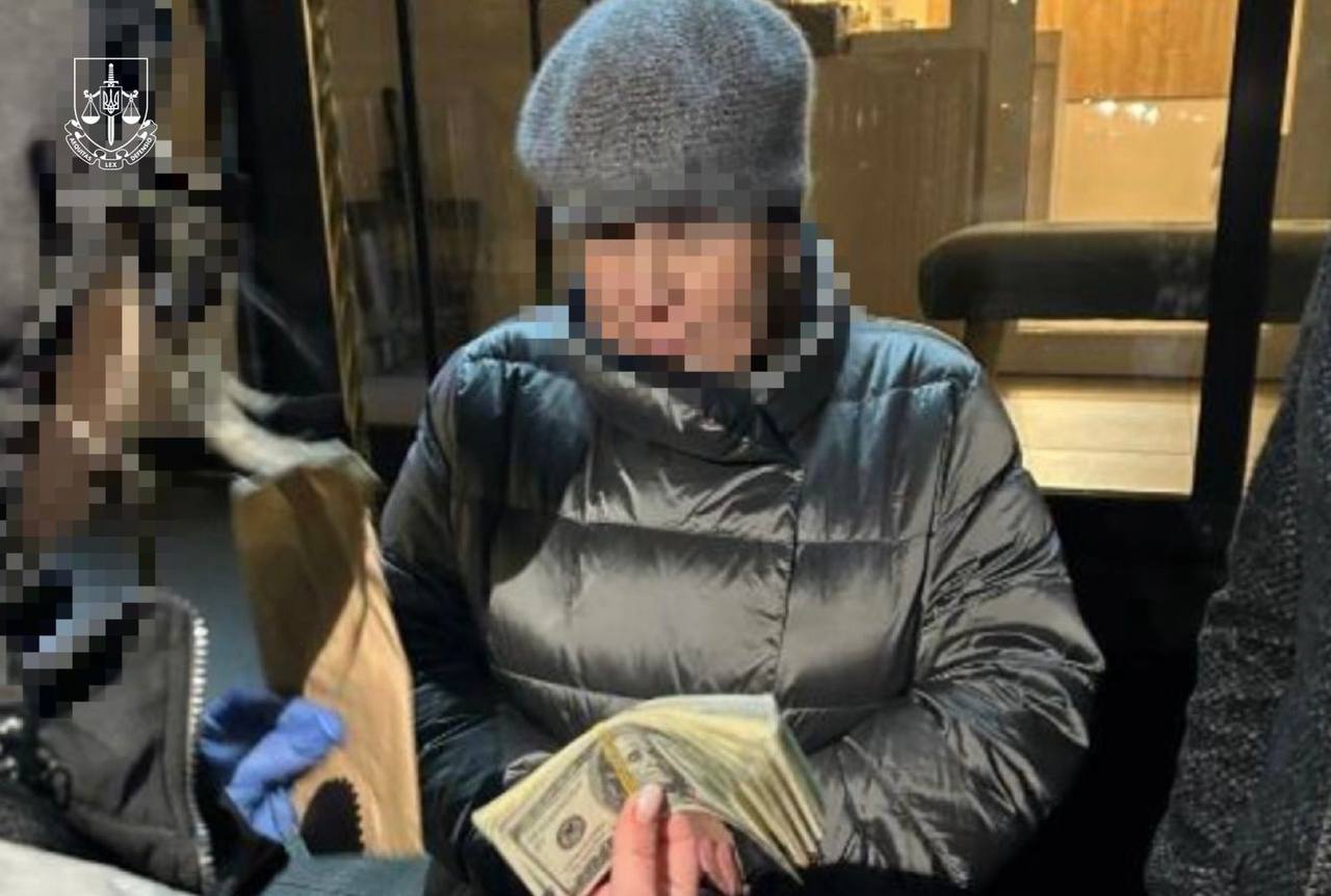 У Києві на хабарі затримали посадовицю Центральної МСЕК