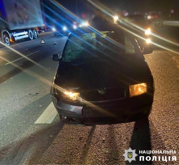 На Київщині під колесами автомобіля загинула жінка