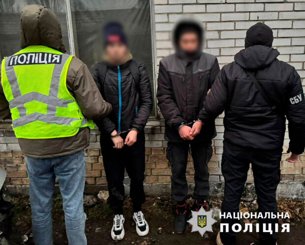 Правоохоронці затримали двох молодиків за підпал військового авто у Святошинському районі Києва