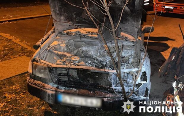 Правоохоронці затримали 24-річного киянина, який за вказівкою ворожих спецслужб підпалив військовий автомобіль у Деснянському районі