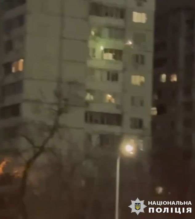 Запускав феєрверки з вікна будинку: у Києві затримали чоловіка