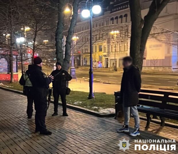 У центрі Києва затримали підозрюваного, який під час сутички вдарив хлопця ножем у живіт