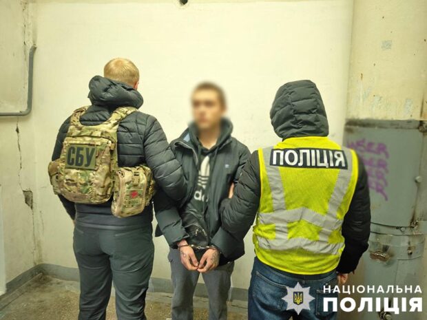Правоохоронці затримали неповнолітнього та 41-річного киянина, які причетні до підпалів військових авто та відділень Укрпошти