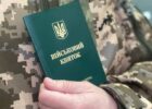 На Київщині працівник ТЦК розтрощив лобове скло в автівці під час перевірки документів у водія