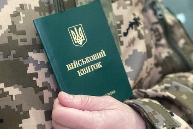 На Київщині працівник ТЦК розтрощив лобове скло в автівці під час перевірки документів у водія