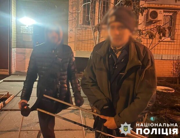 У Києві двоє чоловіків прикидалися "кинутими" військовими та жебракували