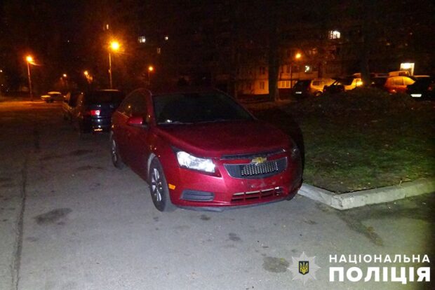 У Києві затримали двох п'яних молодиків, які задля розваги зіпсували сім автівок