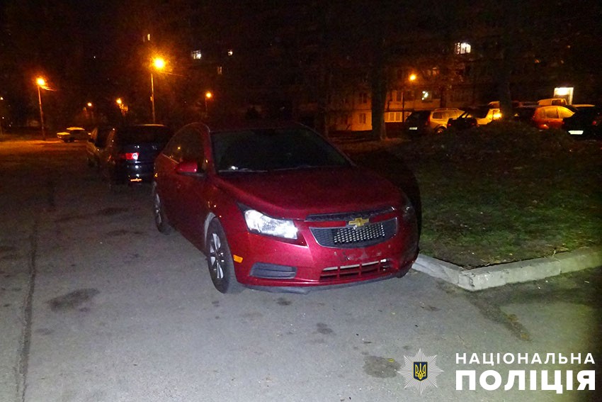 У Києві затримали двох п'яних молодиків, які задля розваги зіпсували сім автівок