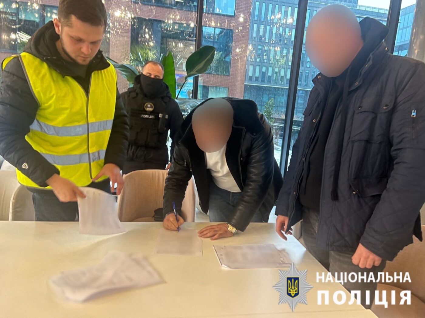 На Київщині викрили членів організованої групи, які фабрикували висновки ВЛК та переправляли військовозобов’язаних через державний кордон
