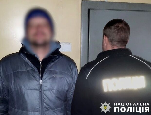 У Києві затримали зловмисника, який обікрав сусідню квартиру та жбурляв речі у перехожих