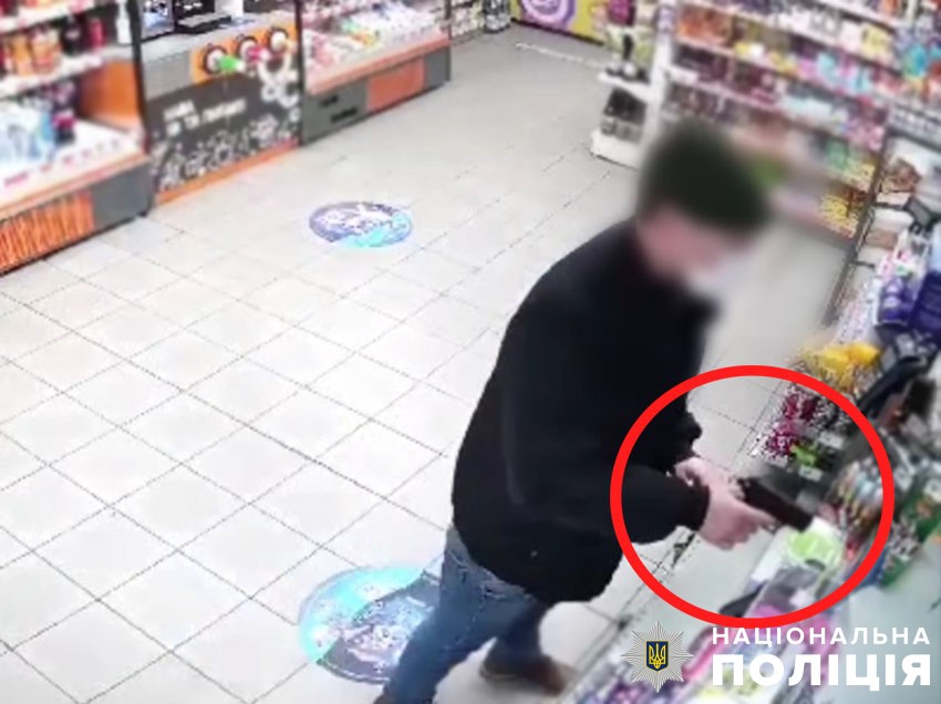 У Києві іноземець у масці та з пістолетом пограбував магазин на Андріївському узвозі: його знайшли в готелі