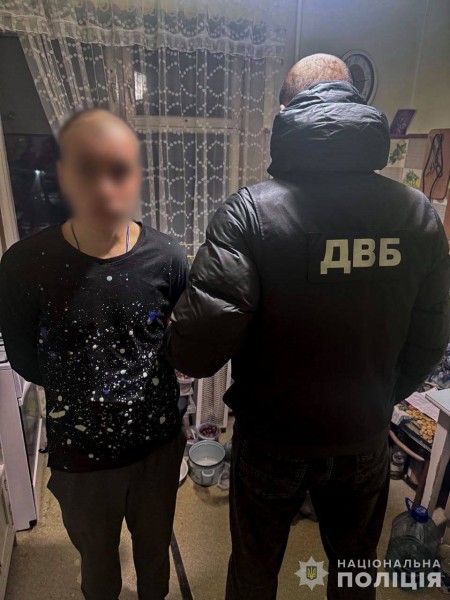 Хотів помститися поліцейським та спробував підпалити службові авто: у Києві затримали зловмисника