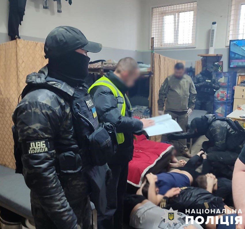 Чотирьом ув‘язненим столичного СІЗО, які вимагали 10 000 доларів у співкамерника вручили підозри